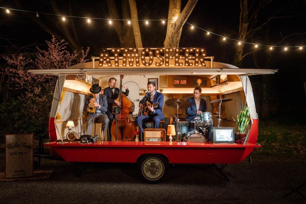 Een&#x20;jazzband&#x20;die&#x20;speelt&#x20;op&#x20;een&#x20;huwelijk&#x20;in&#x20;een&#x20;caravan&#x20;podium