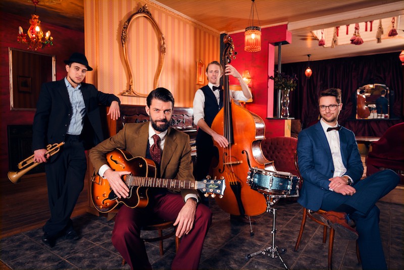 Een jazzband die poseert op een huwelijksreceptie