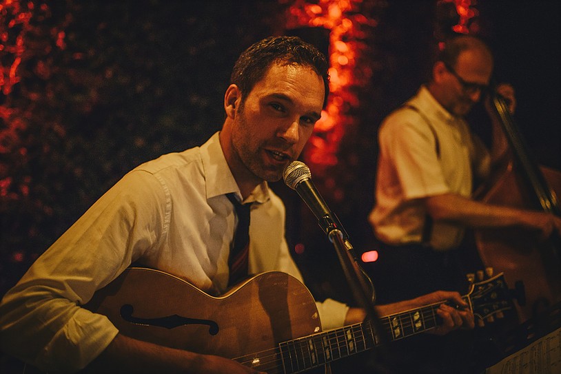 Achtergrond-muziek-voor-uw-receptie-boeken-Antwerpen-west-vlaanderen-oost-vlaanderen-belgie-nederland